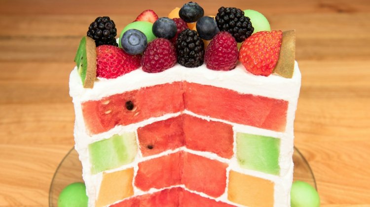 Obst-Kindergeburtstag-frischem-torte-sahne-wassermelone-schnitte-zuckermelone-beeren-kiwi-dekorieren