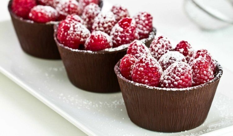 Obst-Kindergeburtstag-himbeeren-dessert-leckere-idee-muffin-foermchen-schokolade-puderzucker