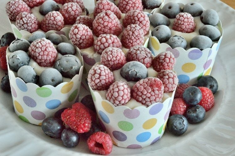 Obst-Kindergeburtstag-himbeeren-heidelbeeren-dessert-leckere-idee-muffin-foermchen-gefrorenes-joghurt