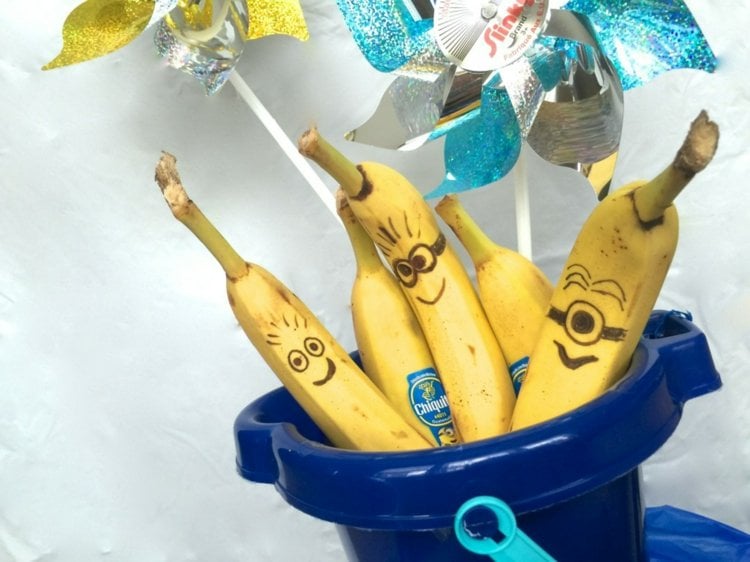 Obst-Kindergeburtstag-motto-Minions-kindergarten-geburtstag-bananen-schmuecken-augen-brillen-zeichnen