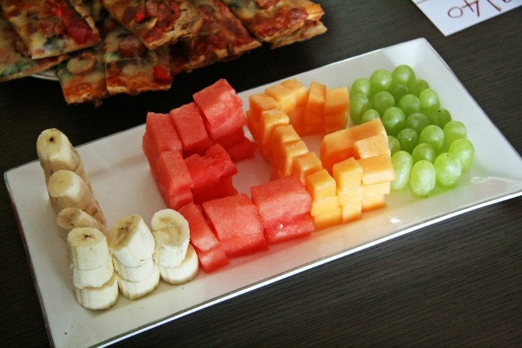Obst-Kindergeburtstag-motto-geburtstag-lego-bananen-wassermelone-zuckermelone-fruchtstuecke-trauben