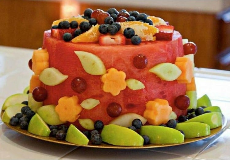 Obst Kindergeburtstag vitaminreiche-torte-wassermelone-schnitte-orangen-himbeeren-trauben-apfel-zuckermelone-beeren-kiwi-dekorieren