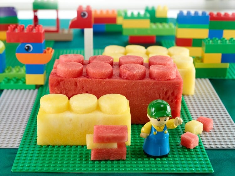 Obstteller Kindergeburtstag mit Lego Thema Wassermelone und Melone zu Bausteinen formen
