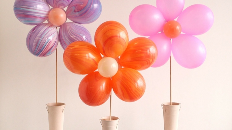 Sympathische Blumen aus Marmor-Ballons an einem Stab in einer Vase