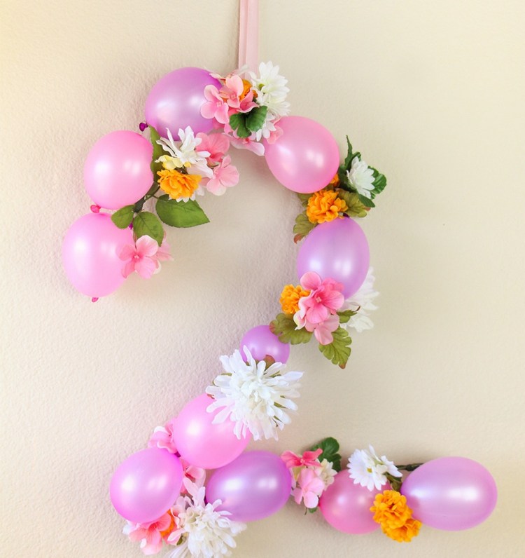 Zahl mit Ballons und künstlichen Blumen selber machen zum Geburtstag