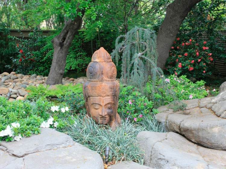 asiatische-gartendeko-buddha-statue-terracotta-steingarten-findling