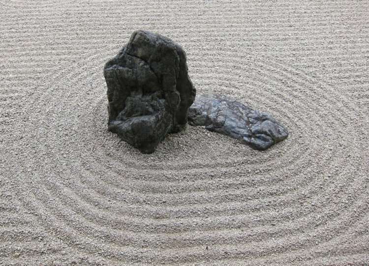 asiatische-gartendeko-steingarten-zen-findling-sand