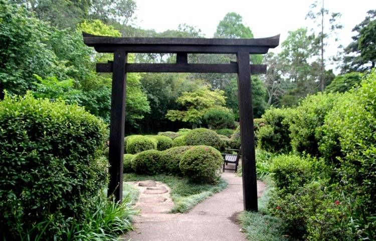 asiatische-gartendeko-torii-garten-stein-sitzbank