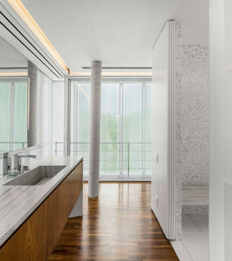 badezimmer-modern-design-parkettboden-grau-travertin-mosaik
