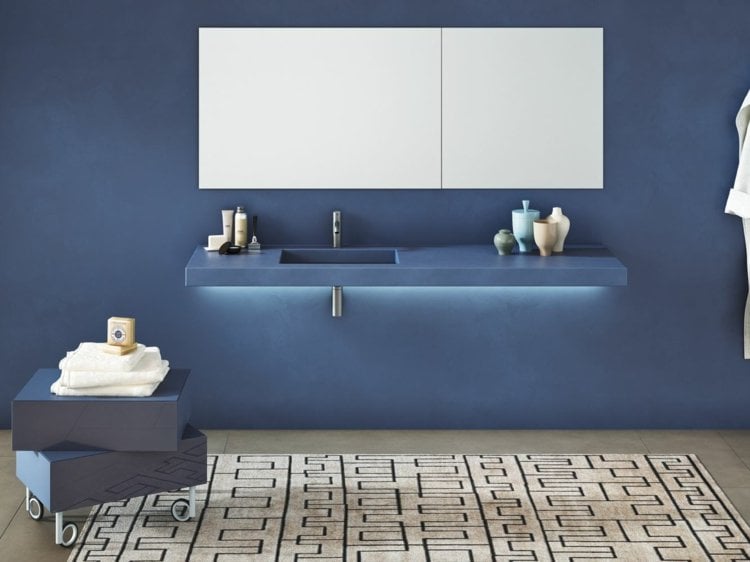 badezimmer-waschbecken-ablageflaeche-blau-wand-badspiegel-DEPTH