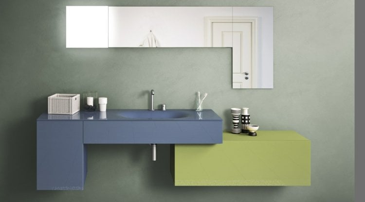 badezimmer-waschbecken-blau-unterschrank-gruen-badspiegel-36E8