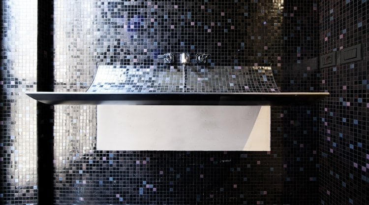 badezimmer-waschbecken-gebogen-mosaik-schwarz-rosa-blau-SKIN
