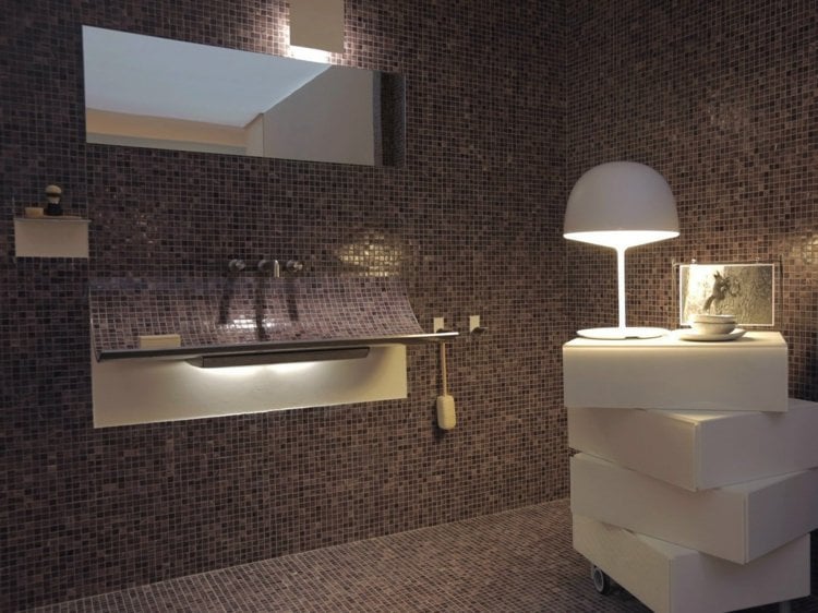 badezimmer-waschbecken-mosaik-braun-gebogen-badspiegel-SKIN