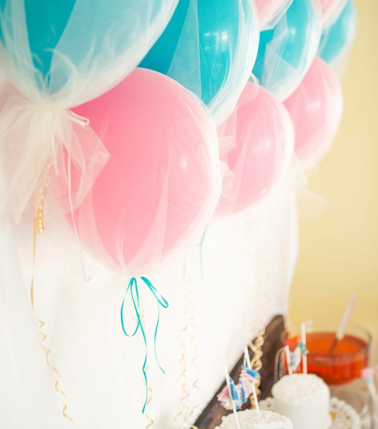 basteln-luftballons-deko-hochzeit-happy-birthday-tuell-weiss-blau-rosa