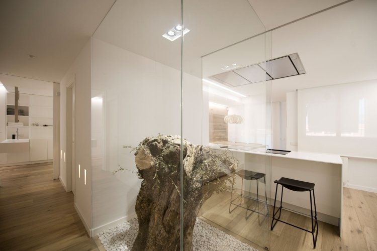 baum-haus-interior-dekoration-baumstamm-glasbox-holzboden-minimalistisch-design