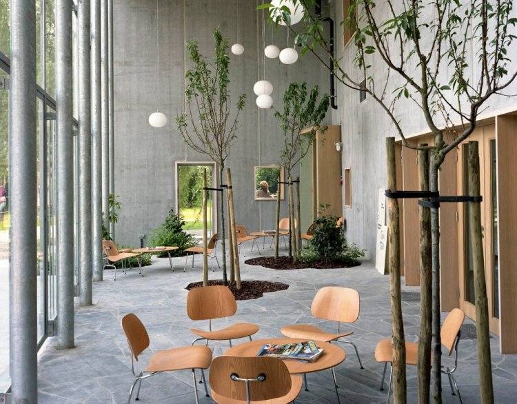 Baum im Haus -interior-dekoration-holy-beton-hohe-decke-fensterwand-Charleroi-Museum