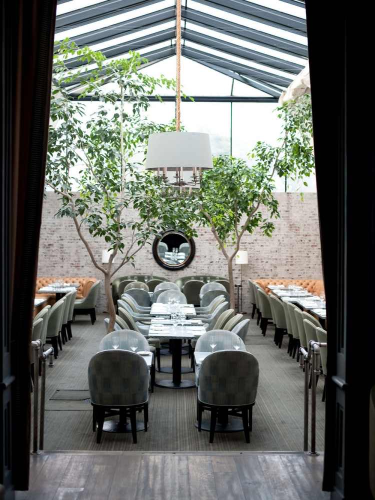 Baum im Haus -interior-dekoration-wintergarten-loft-backstein-Restaurant-Brentwood-Los-Angeles