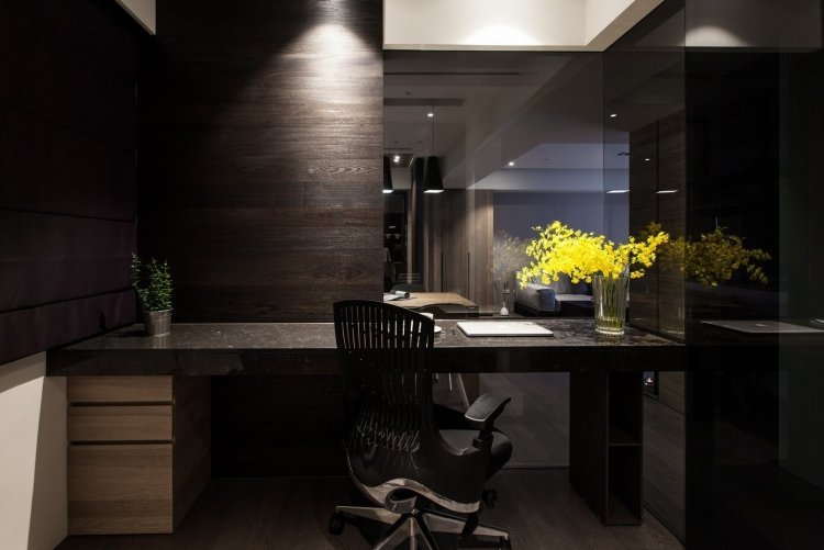 beige-farbe-arbeitszimmer-braun-rauchglas-drehstuhl-beleuchtung-moderne-raumgestaltung