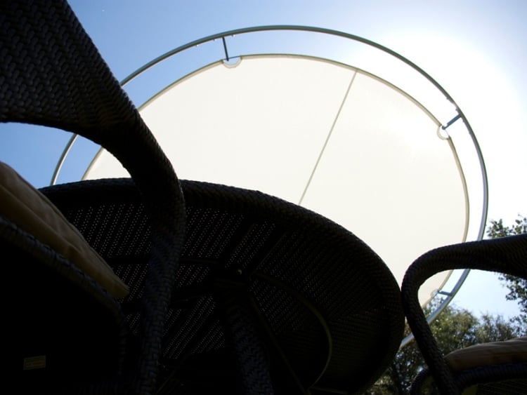 beschattung-terrasse-garten-sonnenschutz-ampelschirm-ellipse-weiss-stoff-modern-design