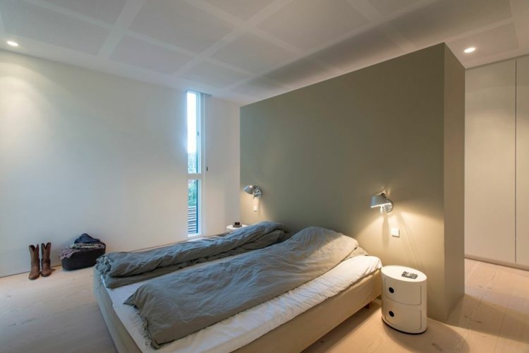 bett-kopfteil-grau-trennwand-idee-schlicht-einrichtung-schlafzimmer