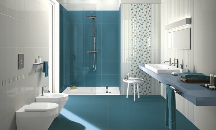 blaue-fliesen-azurblau-weiss-gestreift-gepunktet-muster-aufsatzbecken-badspiegel-beleuchtung
