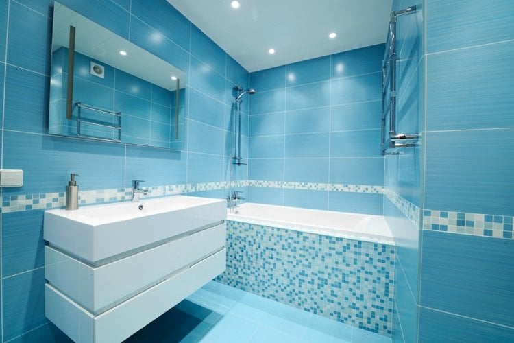 blaue-fliesen-mosaik-hellblau-dunkelblau-weiss-aufsatzbecken-unterschrank-badspiegel