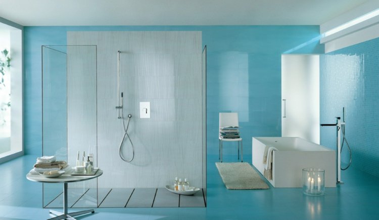 Blaue Fliesen weiss-badewanne-mosaik-himmelblau-duschkabine-glaswand