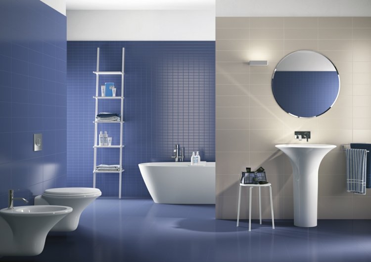 blaue-fliesen-weiss-badewanne-waschbecken-toilette-regal-badhocker