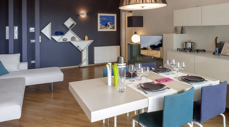 bucherregal-design-wandregal-weiss-wohnzimmer-modern-lila-wandfarbe