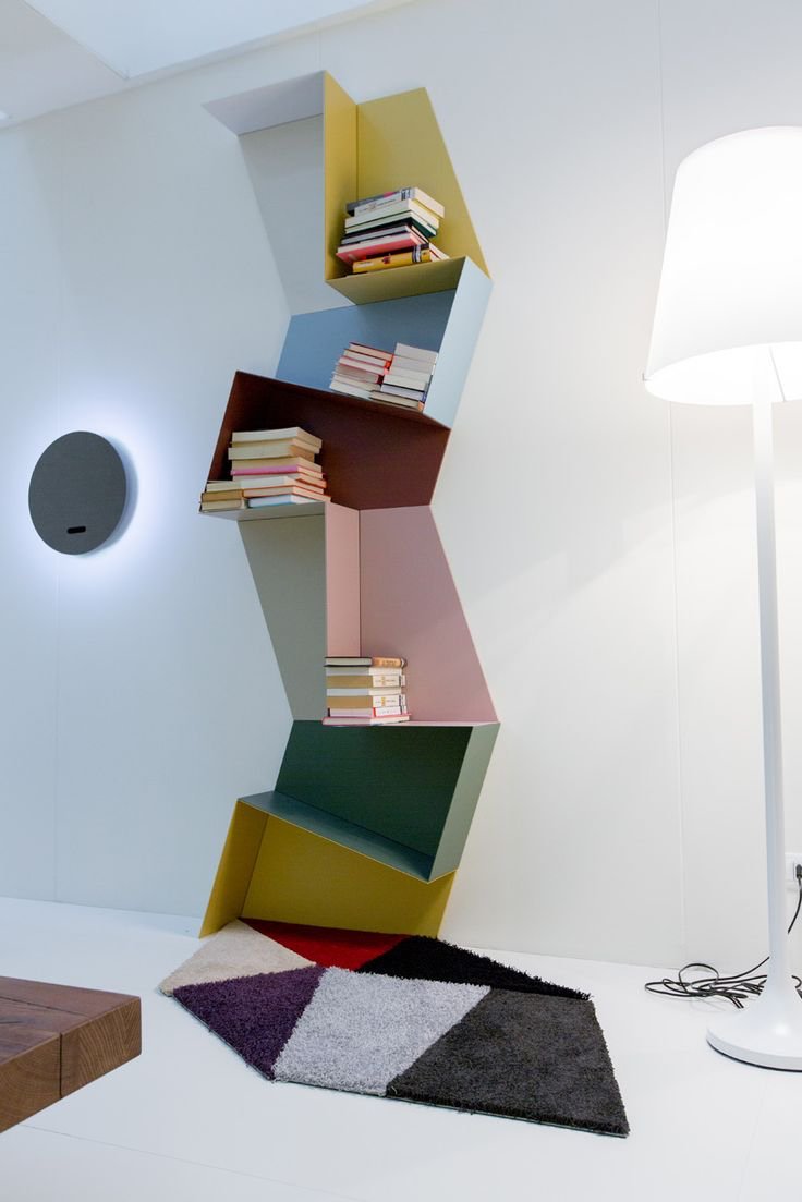 bucherregal-design-wohnzimmer-pastellfarben-dreieckig-winkel-offen