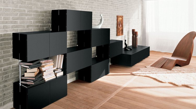 bucherregal-design-wohnzimmer-schwarz-rechteckig-grau-ziegelwand