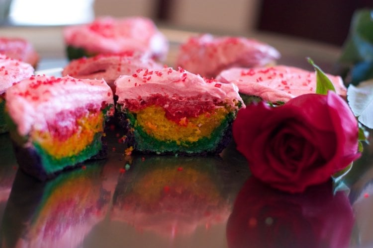 cupcakes-rezepte-vegane-regenbogen-froehlich-gestaltung-bunt-farben