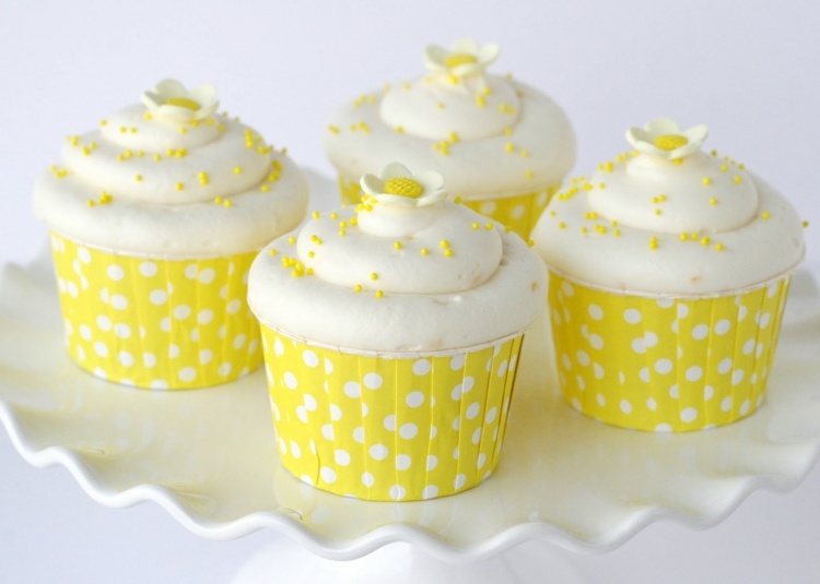 cupcakes-rezepte-vegane-zitronen-topping-fruchtig-dessertstaender-party