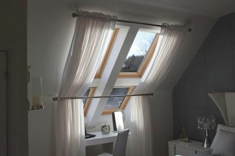 dachfenster sonnenschutz elegant-weiss-gardinenstangen-schreibtisch