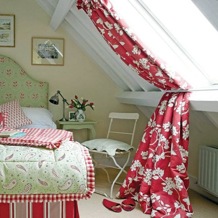 dachfenster-sonnenschutz-vorhang-florale-motive-rot-vintage-schlafzimmer