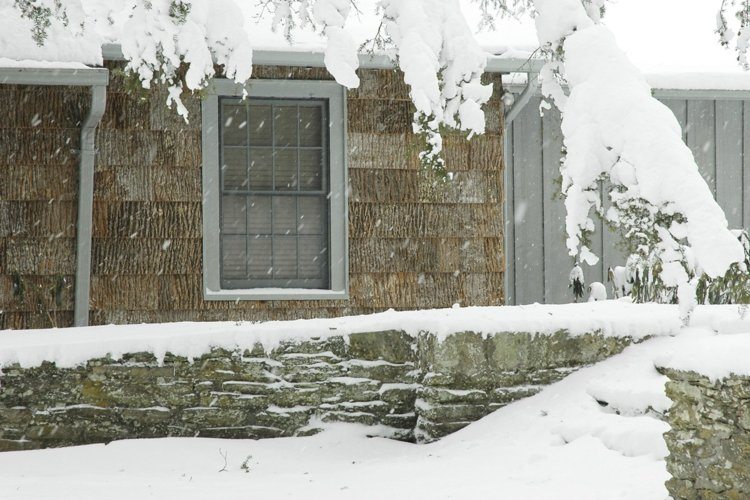 deko in natur optik fassade-haus-rinde-idee-rustikal-winter-schnee