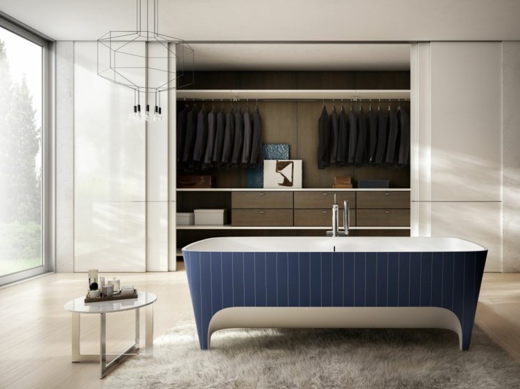 dekorieren-muster-badezimmer-einrichtung-nadelstreifen-badewanne-originell-blau