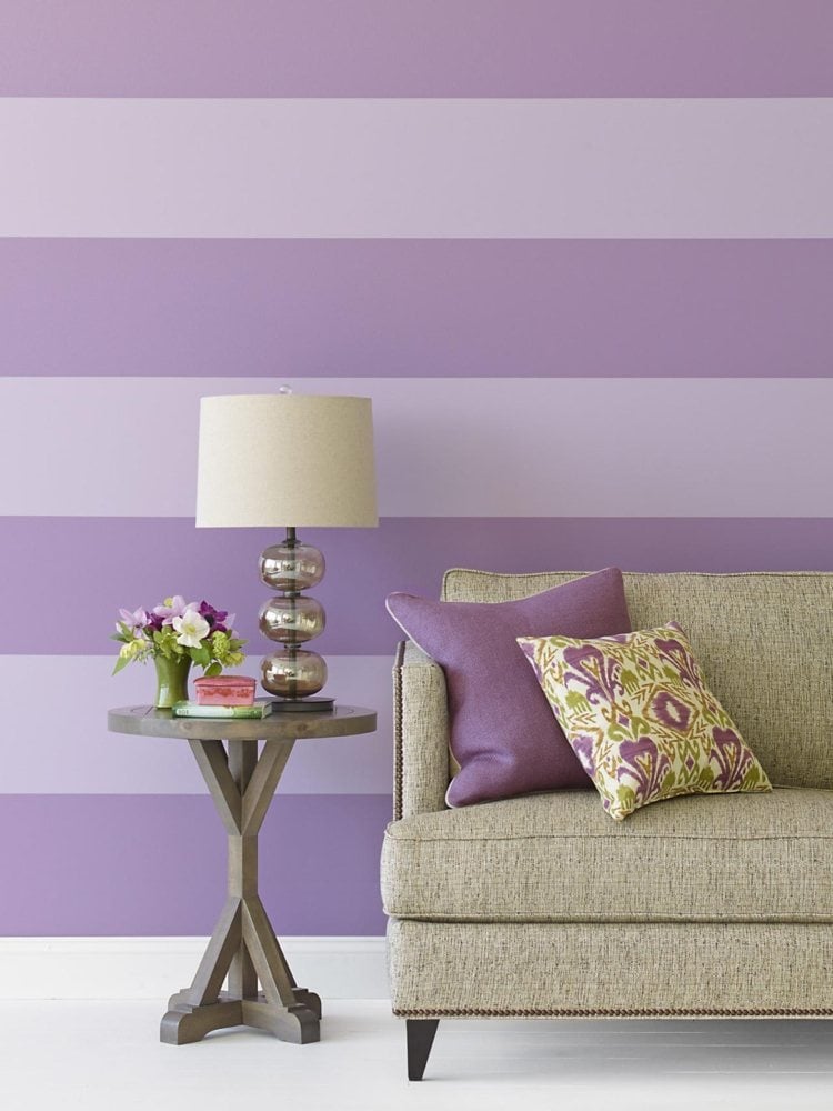 dekorieren-muster-streifen-wand-lila-wohnzimmer-beistelltisch-couch-beige