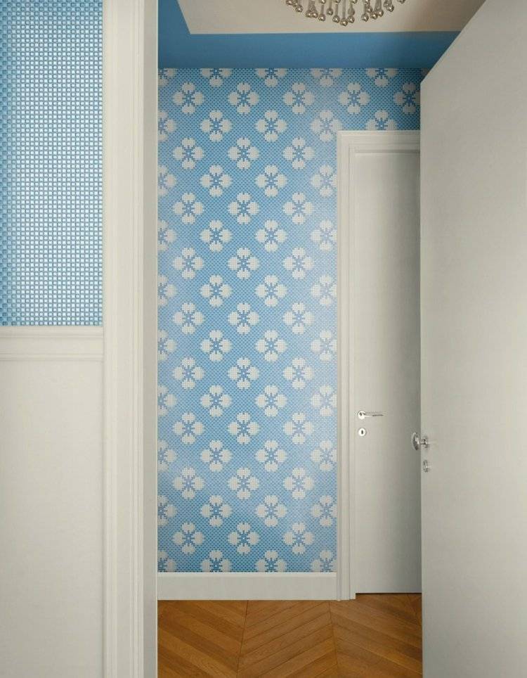 design-mosaik-fliesen-decor-hellblau-blumen-weiss-tapeten-optik-flur