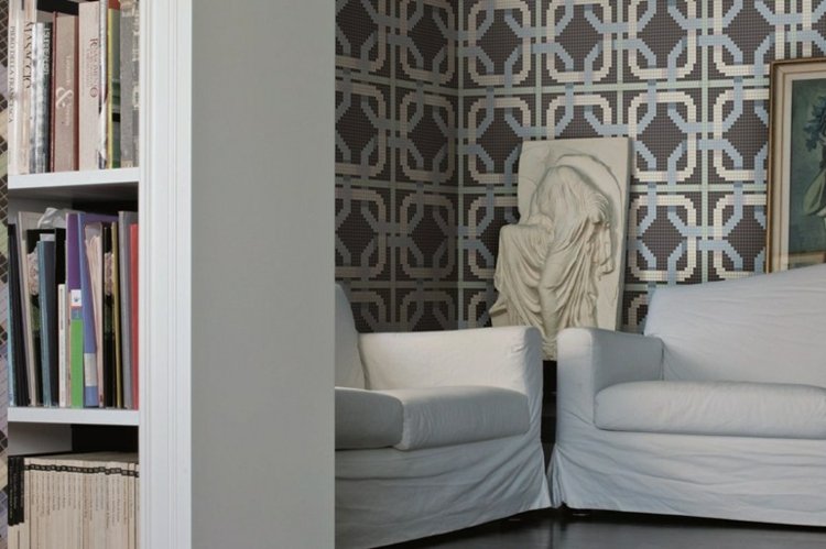 design-mosaik-fliesen-decor-muster-idee-wohnzimmer-sitzbereich-buecherregal