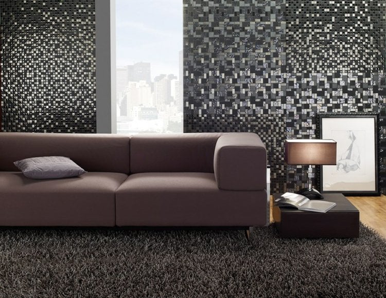 design-mosaik-fliesen-misura-glaenze-wandgestaltung-grau-wohnbereich-couch