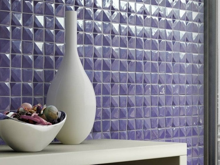 design-mosaik-fliesen-nova-flieder-farbe-weiss-schrank-vase-schale-minimalistisch