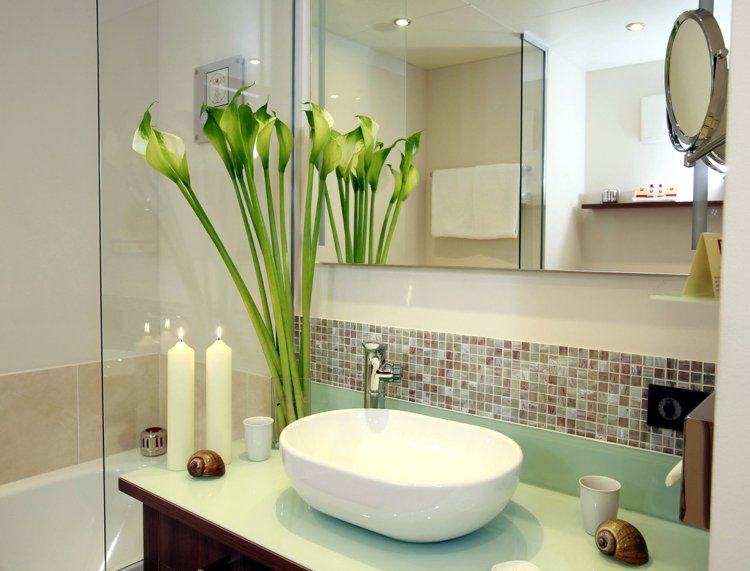 erstklassige-raumkonzepte-badezimmer-waschtisch-ovales-aufsatz-waschbecken-mosaik-spritzschutz-glas-trennwand-badewanne