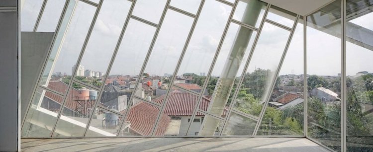 fensterfronten-metall-treppe-ausblick-indonesien-urlaub-villa