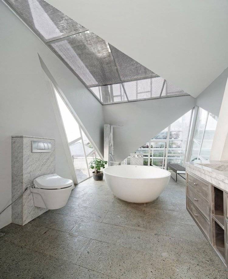 fensterfronten-metall-treppe-badezimmer-freistehende-badewanne-modern-rund
