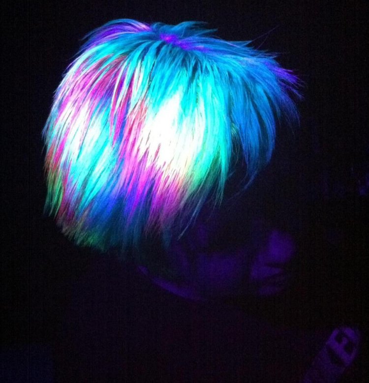 frisuren-trends-neon-haare-party-kurz-haarschnitt-farben-leuchtend