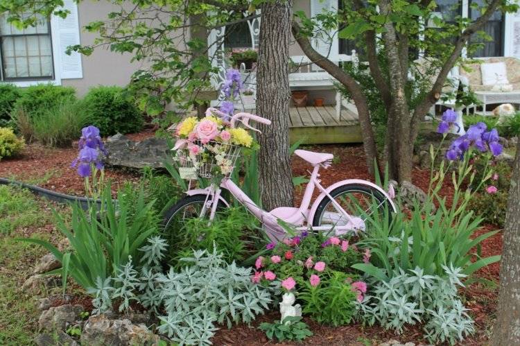 garten-shabby-chic-beet-akzent-retro-fahrrad-rosa-pflanzen
