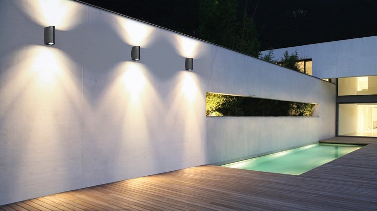 gartenbeleuchtung-2016-led-wandleuchten-edelstahl-poolbeleuchtung-holz-terrassenboden