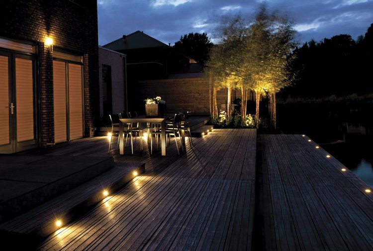 Gartenbeleuchtung 2016 terrasse-holz-bodenbelag-einbauleuchten-led-gelbes-licht