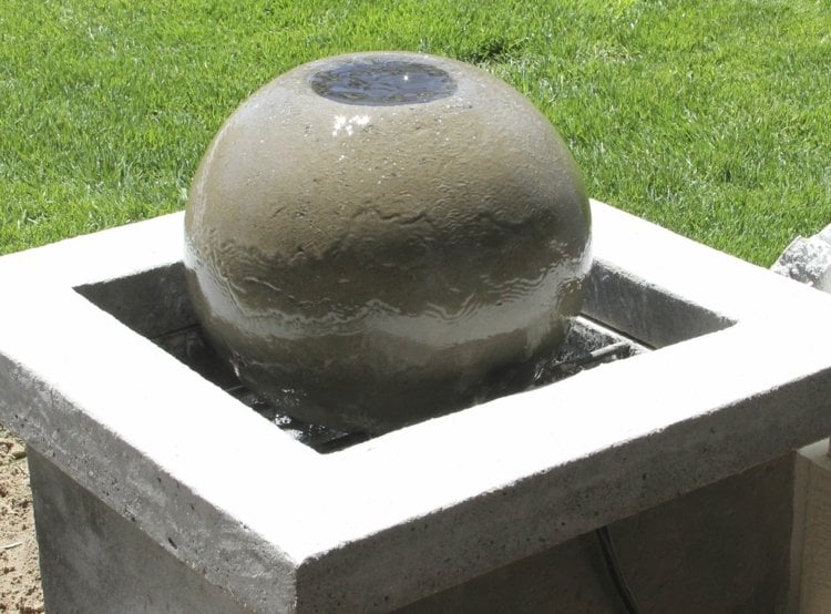 gartendeko-beton-kugel-brunnen-elegant-modern